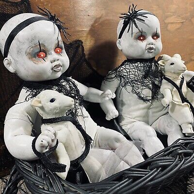 Pet Goats, Scary Baby Dolls, Diy Halloween Art, Creepy Doll Halloween, Creepy Baby Dolls, Soirée Halloween, Halloween Diy Outdoor, Zombie Dolls, Creepy Decor