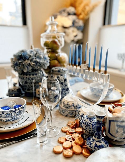 Blue And White Plates Table Setting, Hannukah Decoration, Hanukkah Party Ideas, Hanukkah Aesthetic, Hanukkah Table Setting, Feast Of Dedication, Hannukah Party, Feast Table, Hannukah Decorations