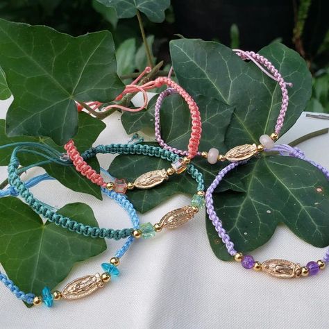 Cute Mexican Bracelets, Virgen Bracelets, Mexican String Bracelets, Bracelet Ideas Mexican, Mexican Bracelets Aesthetic, Hispanic Bracelets, Mexican Bracelets Handmade, Mexico Bracelets, Virgencita Bracelet