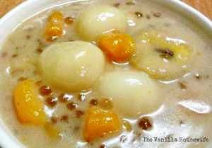 A delicious tropical treat that you may even have seen your grandmother prepare when you were young, ginataang bilo-bilo is one of those merienda goodies t | Panlasang Pinoy Recipes Bilo Bilo Recipe, Ginataang Bilo Bilo, Sticky Rice Balls, Bilo Bilo, Panlasang Pinoy Recipe, Filipino Dessert Recipes, Philippine Cuisine, Pinoy Dessert, Philippines Recipes