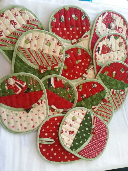 May: Holiday Pot Holders – A Fabric Journey Pot Holder Crafts, Diy Potholders, Holiday Fabric Crafts, Quilted Potholder Pattern, Christmas Potholders, Christmas Fabric Crafts, Christmas Crafts To Sell, Oven Mittens, Christmas Sewing Projects