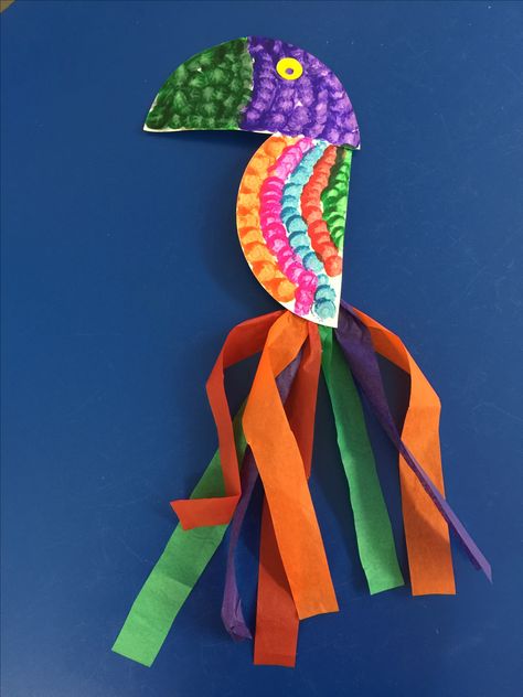 Paper plate parrot Used bingo blotters to paint paper plates n tissue paper for colorful tail. Paper Plate Parrot, Animal Games For Kids, Summer School Art, Rainforest Crafts, Parrot Craft, Brazil Amazon, Couture Bb, Paint Paper, Vbs Crafts