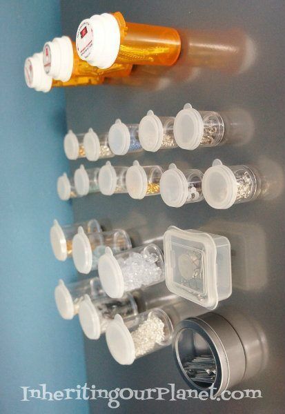 Easy Repurposed Magnets Craft Room Inspiration, Medicine Bottle Crafts, Pill Bottle Crafts, Small Plastic Containers, Crafts Jewelry Making, Dream Craft Room, Sewing Room Organization, Pill Bottles, Bead Storage