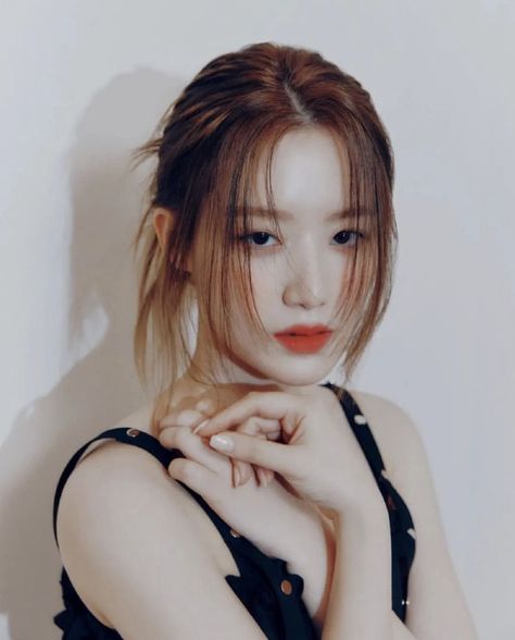 Gidle shuhua G-idle Soyeon, Korean Picture, Dark Academia Aesthetic, Cube Entertainment, Model Life, Film Aesthetic, Extended Play, G I Dle, Vintage Aesthetic