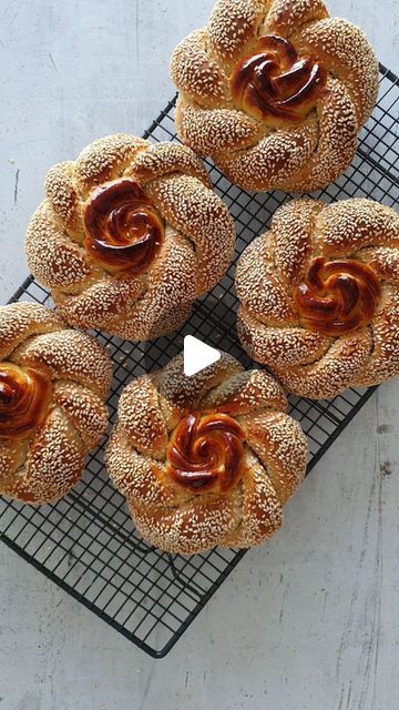 Sesame Bread Recipe, Challah Rolls, Challah Bread Recipes, Braided Bread, House Farmhouse, Bread Shaping, Bread Art, Best Bread Recipe, Challah Bread