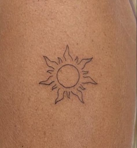 Sun Shoulder Tattoo, Unique Sun Tattoo, Sun And Moon Tattoos, Tattoo Sun, Maching Tattoos, Sunshine Tattoo, The Best Tattoos, Moon Tattoos, Circle Tattoos