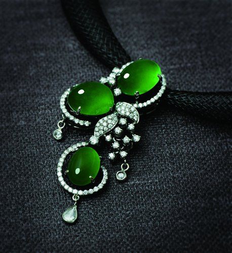 ooo  ... Uploaded with Pinterest Android app. Get it here: http://bit.ly/w38r4m Verde Jade, Hand Necklace, Magical Jewelry, Boot Jewelry, Jade Earrings, Diamond Brooch, My Bestie, What I Need, Jade Jewelry