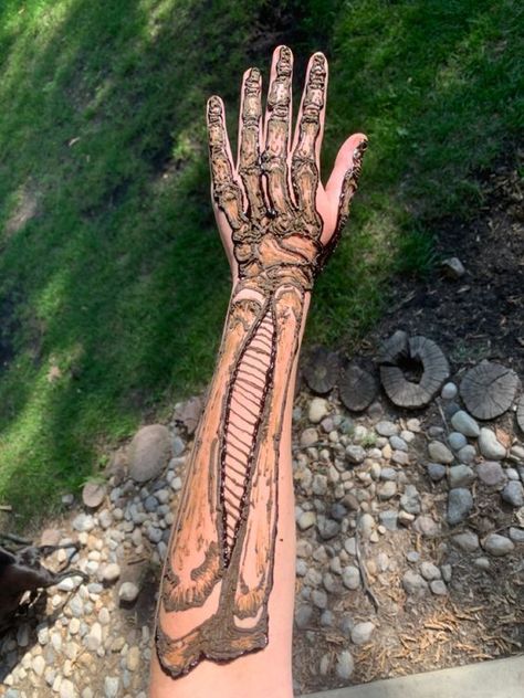 Hand Tattoos Henna, Drawing On Arm, Skeleton Hand Tattoos, Hand Bones, Bone Drawing, Skeleton Arm, Tattoos Henna, Arm Drawing, Surealism Art