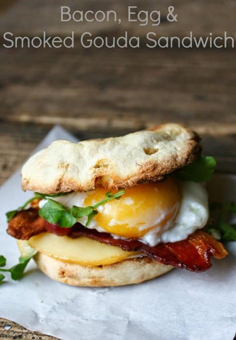 Gouda Sandwich, English Muffins Sandwich, English Muffin Breakfast Sandwich, Resep Burger, English Muffin Breakfast, Edible Ideas, Sandwich Breakfast, Bbq Burger, Breakfast Sandwich Recipes