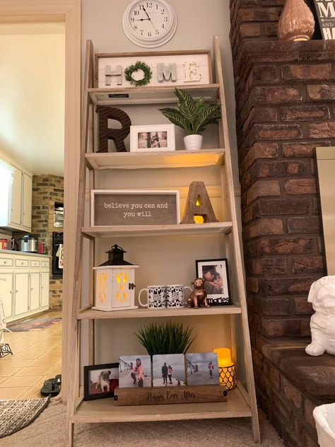 Rustic Elegant Living Room Ideas, Cozy Den Room Ideas Small Apartment, Shelf Ladder Decor Living Room, Rustic Theme Living Room, Small Living Room Ideas Country, Tower Shelf Decor, Entryway Shelf Decor Ideas, Ladder Shelf Decor Ideas Living Rooms, Rustic Ladder Decor Living Room