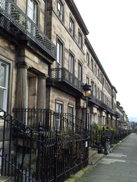 Georgian townhouses on Regent Terrace, Edinburgh. Georgian Era Aesthetic, Edinburgh Townhouse, Edinburgh Apartment, Edinburgh House, Scottish Architecture, Georgian Houses, Townhouse Garden, Georgian Terrace, Townhouse Exterior