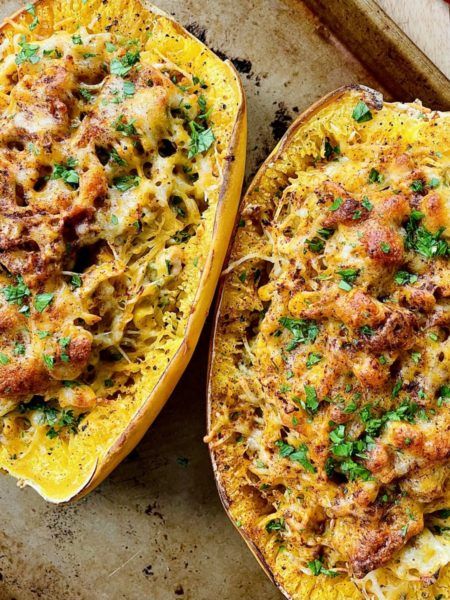 Spaghetti squash tossed with chicken, green chilies, corn, a flavorful Mexican sauce, topped with melted cheese. Healthy Lunch For School, Best Spaghetti Squash Recipes, Spaghetti Squash Boats, Spaghetti Squash Boat, Squash Boats, Spaghetti Squash Lasagna, Stuffed Squash, Low Carb Lasagna, Best Spaghetti