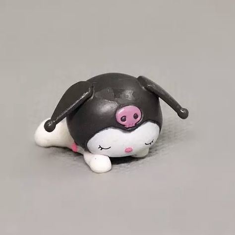 sleeping kuromi figurine How To Make Kuromi Clay, How To Make My Melody Clay, Kuromi Clay Tray, Kuromi Figure Clay, Clay Figurines Aesthetic, Kuromi Polymer Clay, Kuromi Clay Art, Sanrio Clay Ideas, Hello Kitty Clay Art