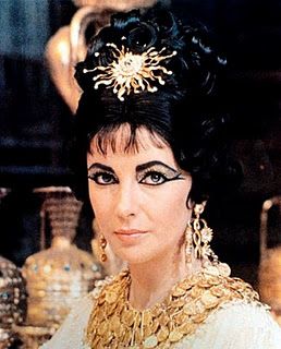 Elizabeth Taylor, actress, as Cleopatra Egyptian Hair, Butterfield 8, Cleopatra Makeup, Egyptian Hairstyles, Cleopatra 1963, Edward Wilding, Elizabeth Taylor Cleopatra, Brown Matte Lipstick, Egyptian Makeup