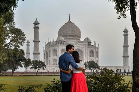 Couple Pose At Taj Mahal, Tajmahal Poses, Taj Mahal Couple Photoshoot, Taj Mahal Photoshoot, Taj Photography, Taj Mahal Photography, Trip Poses, Delhi Trip, Shadi Ideas