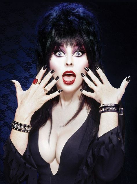 In the early 1980s, there was one woman who was the television authority on horror b-movies – Elvira, Mistress of the Dark. Her show Elvira’s Movie Macabre would showcase kitchy horror until 1986, and she eventually got her own movie, Elvira, Mistress of the Dark in 1988. For me, she was like a goth Elvira Movies, Cassandra Peterson, Elvira Mistress Of The Dark, Rare Historical Photos, Horror Icons, B Movie, Gothic Beauty, Arte Fantasy, Dark Beauty