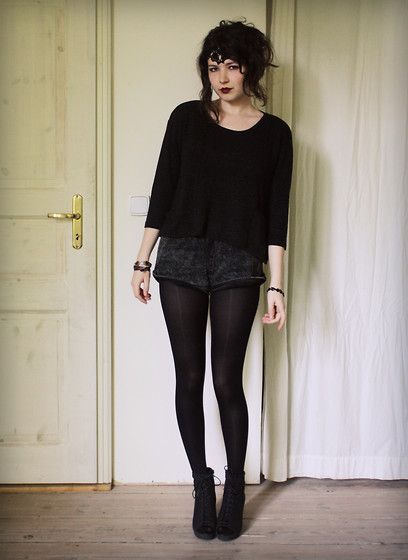 Black Tights Under Shorts, Shorts Over Tights Outfit, Tights And Shorts, Tights Outfits, American Apparel Shorts, Casual Goth, Short Sweater, Punk Outfits, Alternative Outfits