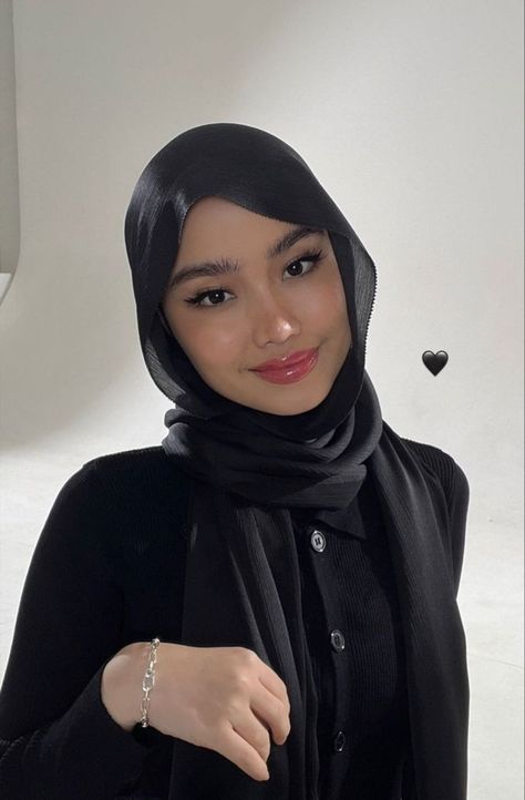 Pretty Hijabi Girl, Makeup Hijab, Hijab Makeup, Simple Hijab Tutorial, Stile Hijab, Wallpaper Instagram, Simple Hijab, Hijab Style Tutorial, Stylish Hijab