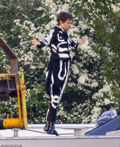 Harry Styles flies through the air at a circus school while rehearsing for new music video Latest Music Videos, Harry Styles Pictures, Harry Styles Photos, Mr Style, Harry Edward Styles, Edward Styles, Larry Stylinson, Latest Music, Liam Payne