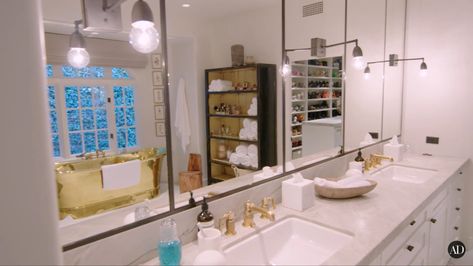 Kendall Jenner Bathroom, Kendall Jenner House, Upcycled Dining Chairs, Jenner House, Famous Houses, Upstairs Bathrooms, Dream Bathrooms, House Room, House Bathroom