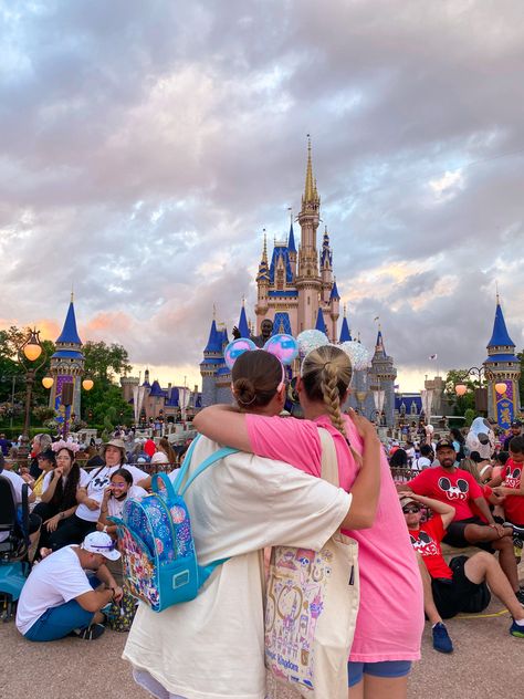 Disney World Rides Aesthetic, Disney Picture Ideas Instagram Family, Disney With Best Friend, Disney Merch Aesthetic, Best Friends In Disney, Disney Inspo Pics, Disney Asthetics Photos, Girls Disney Trip, Disney Outfit Summer