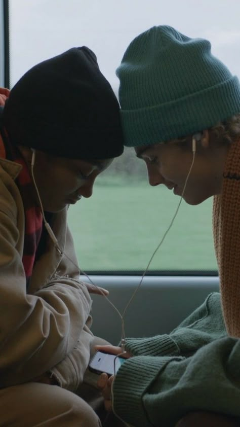 Sharing Headphones, I Love Cinema, 사진 촬영 포즈, My Kind Of Love, The Love Club, Film Aesthetic, Couple Aesthetic, Photo Reference, Hopeless Romantic