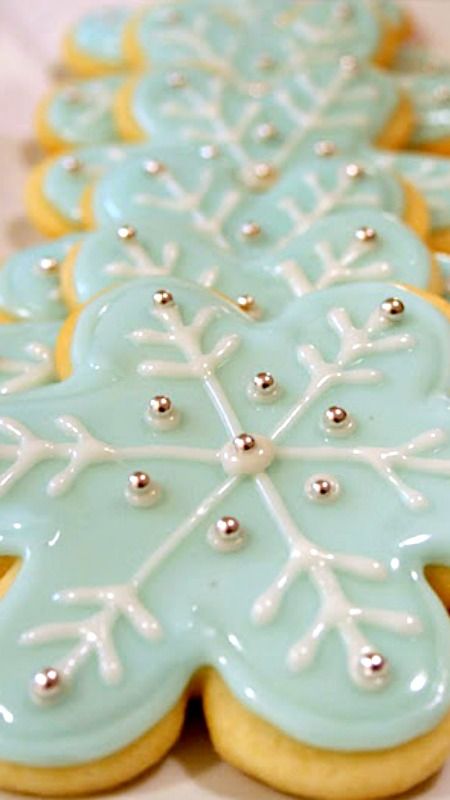 Vanilla Glace Icing Recipe ~ It dries shiny and stays fairly soft (unlike royal icing), but it still able to be stacked without the cookies sticking to each other. Holiday Food Ideas, Easy Snowflake, Snowflake Sugar Cookies, Snowflake Sugar, Jul Mad, Cookies Holiday, Sugar Cookie Icing, Snowflake Cookies, Xmas Cookies