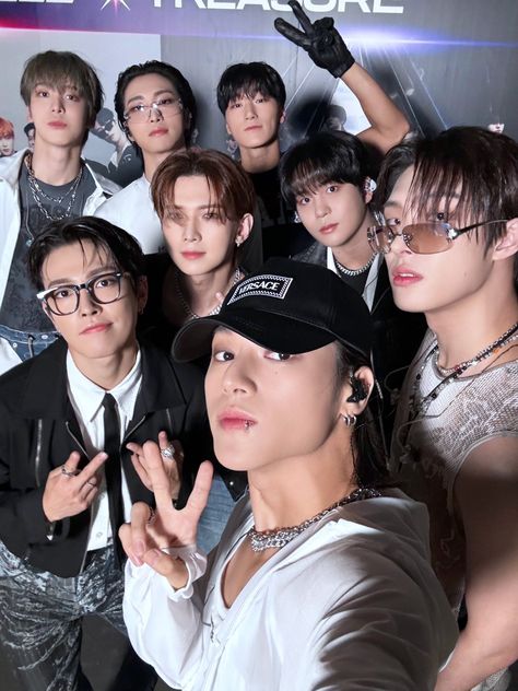 All Kpop Groups Names, Ateez Group Photo Wallpaper, San Mingi Seonghwa, Hongjoong And Seonghwa, Ateez Group Photo, Kpop Boy Groups, Ateez Cute, San Hongjoong, Ateez Twitter