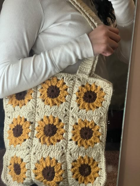 Sunflower Tote Bag Crochet, Crochet Daisy Chain, Granny Square Patterns Free, Crochet Bags For Beginners, Sunflower Crochet Bag, Cute Crochet Bags, Crochet Sunflower Bag, Bag Charm Crochet, Crochet Daisy Flower