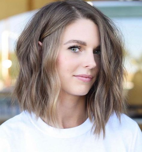 Cute Side-Parted Ash Brown Bob Brown Bob Haircut, Brown Bob, Flattering Hairstyles, Womens Haircuts Medium, Medium Haircuts, Side Hair, Fesyen Rambut, Lob Hairstyle, Ombré Hair