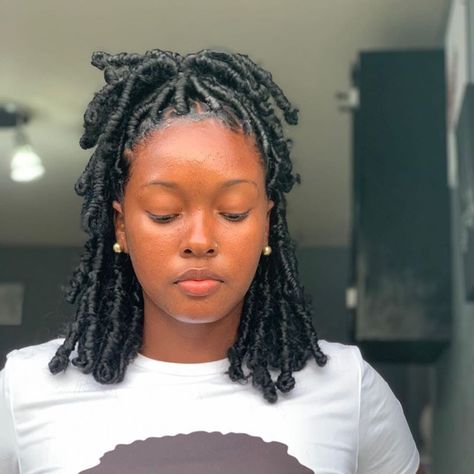 https://www.instagram.com/p/CCU8DePJzmy/?igshid=jpxtgm8omtw1 Short Faux Locs, Spa Studio, Boho Locs, Faux Locs Hairstyles, Girls Hairstyles Braids, Hair Spa, Girls Braids, Hair Laid, Penteado Cabelo Curto