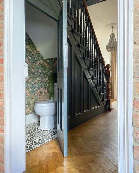 a vintage powder room under the stairs done with bold tile and whimsical wallpaper plus white appliances is lovely Toilet Under Stairs, Hall Panelling, Classic Hallway, Under Stairs Toilet, Understairs Toilet, Vintage Powder Room, Stairs Bathroom, Small Downstairs Toilet, Bathroom Under Stairs