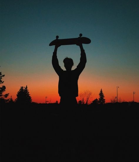 Skate Pics, Skateboard Wallpaper, Aesthetic Skateboard, Silhouette Sunset, Skateboard Pictures, Skateboard Aesthetic, Skate Photos, Skateboard Photography, Skater Aesthetic