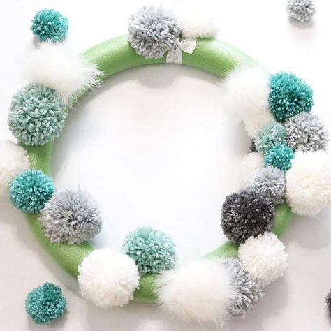 Diy Christmas Pom Pom Wreath, How To Make A Pom Pom Wreath, Yarn Pom Pom Wreath, Winter Pom Pom Wreath, Spring Pom Pom Wreath, Pom Pom Wreath Christmas, Pompom Wreath Christmas, Pom Pom Wreath Diy, Pom Pom Christmas Wreath