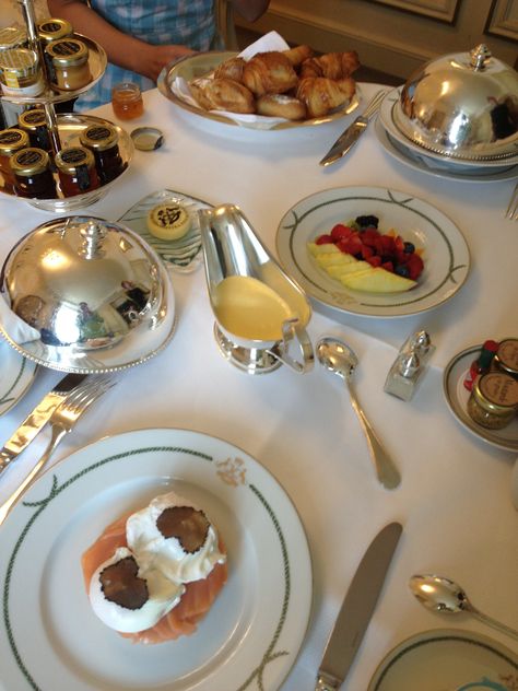 Breakfast at Hôtel Le Meurice, Paris. Le Meurice Paris, Hotel Aesthetic, Hotel Breakfast, Sparkling Lights, Paris Hotels, Table Setting, Good Eats, Macarons, Holidays