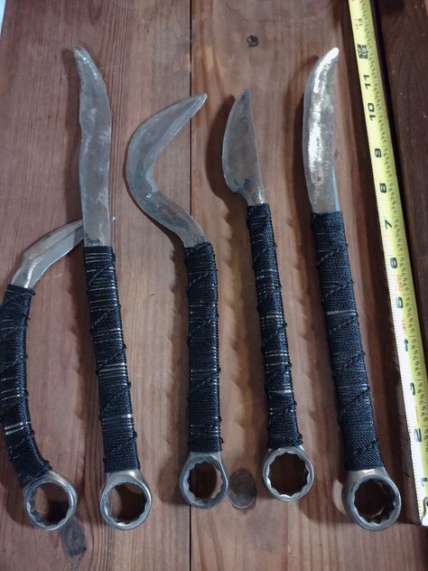 Couteaux forgés à la main par le forgeron local Legend Forge, parfaits pour les cadeaux ou les collectionneurs. Wrench Knife, Diy Tools Homemade, Knife Aesthetic, Forging Knives, Pretty Knives, Tools And Equipment, Blacksmithing, Hand Forged, Wrench