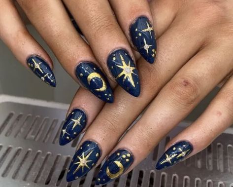 Gold Celestial Nails, Celestial Nail Art, Easy Halloween Nails, Green Celestial, Halloween Nails 2022, Celestial Nails, Moon Nail Art, Nails Dark, Halloween Nails Easy