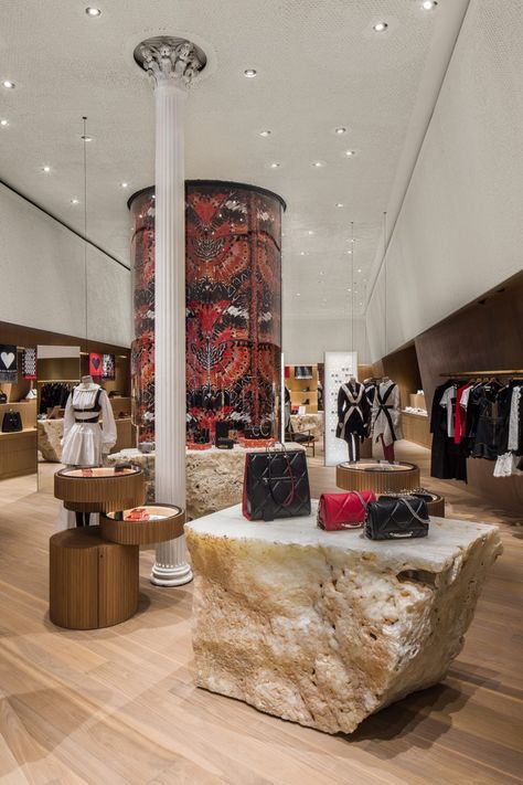 Alexander McQueen Makes a New Home in New York City | Vogue Luxury Retail Store, Store Layout, Luxury Boutique Hotel, Boutique Interior, Retail Interior, Store Design Interior, Store Interior, Retail Space, Retail Display