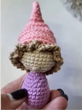 Natal Gnomo Amigurumi Receita Passo a Passo Gratis | Croche Uma Arte Gnome Free Pattern, Baby Haken, Crochet Amigurumi Free, Free Amigurumi Patterns, Gnome Patterns, Crochet Patterns Free Blanket, Bobble Stitch, Yarn Projects, Crochet Hook Sizes