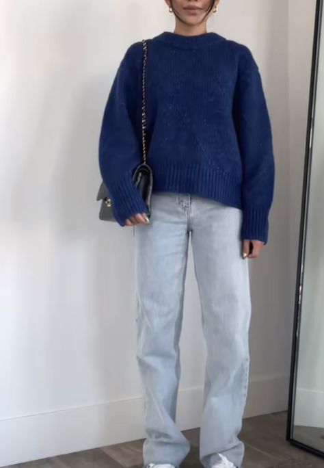 Outfits With Blue Sweaters, Juleaften Outfit, Blouse Winter Outfit, Blue Knit Sweater Outfit, Jumpers Outfit, Blue Pullover Outfit, Outfit Astethics, Outfit Pull, Blue Sweater Outfit