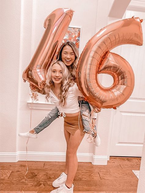 Birthday Fotos, Backyard Movie Party, 15th Birthday Party Ideas, Diy Cake Topper Birthday, Sweet 16 Photos, Moments In Time, Birthday Party For Teens, Photography Pics, Best Friend Photoshoot