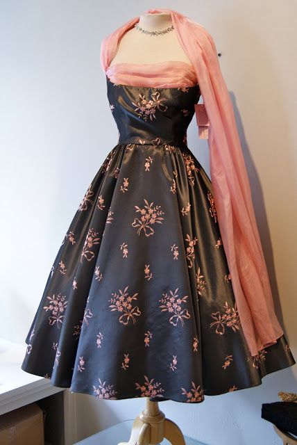 I wouldn't mind wearing this. Love this style. Detail Couture, Vintage Clothing Boutique, Pink Party Dresses, Look Retro, Fashion 1950s, Vestidos Vintage, 50s Dresses, 1950s Dress, Moda Vintage