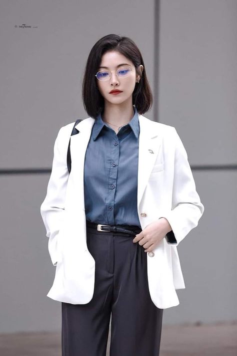 Medical Doctor Outfit Women, Western Formal Wear, Business Portrait Photography, Woman In Suit, Doctor Outfit, Fashion Dictionary, Expensive Clothes, Style Korea, Female Doctor