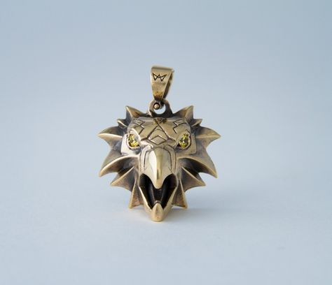 Witcher Griffin School Medallion Witcher Griffin School, Witcher Griffin, Witcher Magic, Warrior Jewelry, Monster Hunter Cosplay, Witcher Medallion, Witcher Tattoo, Larp Inspiration, Delsin Rowe