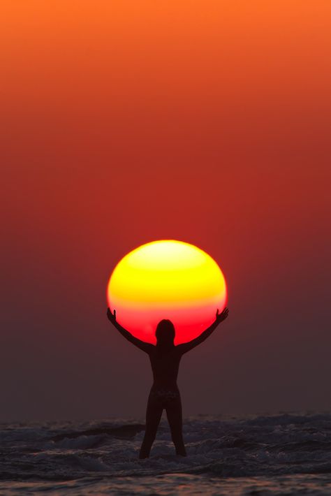 Camera Canon EOS 5D Mark II  Focal Length 600mm  Shutter Speed 1/250 sec  Aperture f/f/11  ISO/Film 200  Copyright Anton Jankovoy Photography Silhouette, Beach Foto, Sun Photography, Praise The Sun, Surya Namaskar, Foto Tips, Sun Sets, Yoga Photography, Sunset Beach