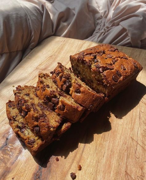 Baking Banana Bread Aesthetic, Banana Bread Aesthetic, Banana Pecan Bread, Healthy Banana Bread, Make Banana Bread, Chocolate Chip Banana Bread, Cute Desserts, Ripe Banana, Cafe Food