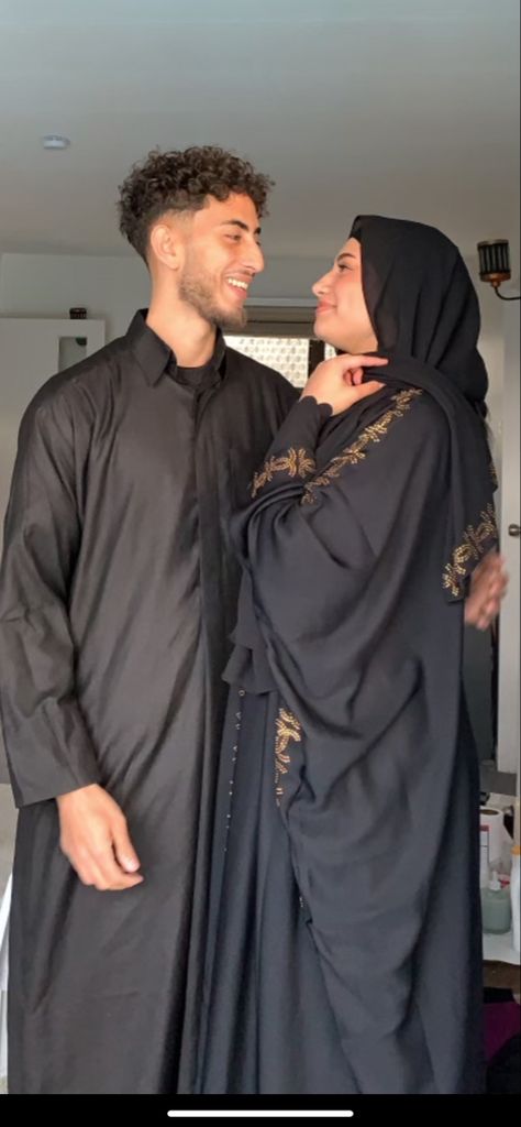 Matching Thobes And Abaya Couple, Matching Abaya Thobe Couple, Halal Relationship Aesthetic, Muslim Man Aesthetic, Muslim Couple Goals, Eid Couple, Couple Islam, Halal Couple, Muslim Men Clothing