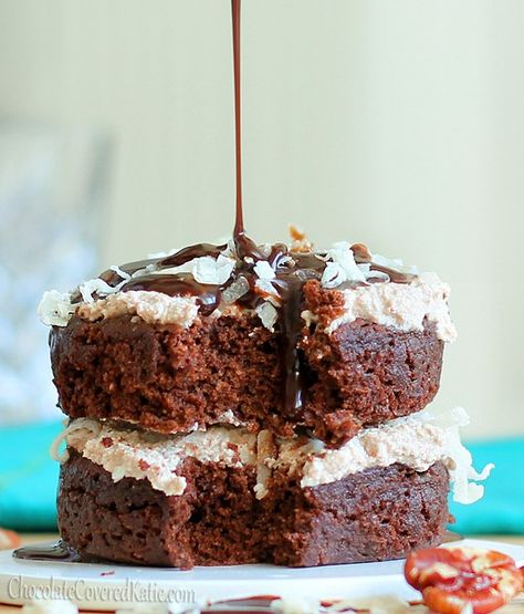 GERMAN CHOCOLATE MUG CAKE - single-serving, can be made in the microwave, secretly healthy & can be oil-free. Recipe here: https://chocolatecoveredkatie.com/2012/11/28/german-chocolate-cake-for-one/ Cup Meals, Sugarfree Dessert, Single Serve Cake, Pecan Frosting, Healthy Pies, Mini Cake Recipe, Chocolate Covered Katie, Coconut Pecan Frosting, Flexitarian Diet