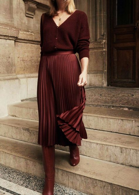 - Sézane Fall 2018 - Burgundy Monotone Look - Dino Skirt, Midi Outfits, Rok Outfit, Winter Skirt Outfit, Rock Outfit, Trendy Skirts, Skirts With Boots, Winter Outfit Inspiration, Winter Stil