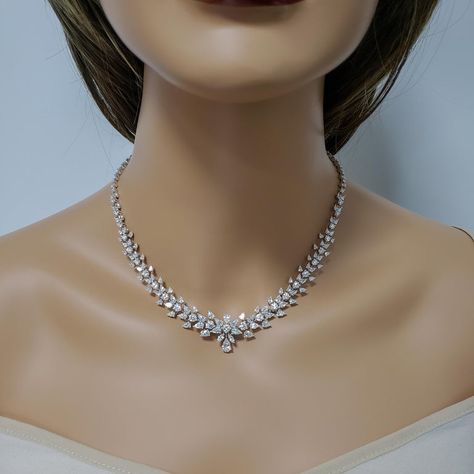 Luxury Necklace Diamonds, Diamond Sets Necklace, Outfit Grado, Diamond Necklace Set Simple, Fancy Diamond Necklace, Diamond Necklace Elegant, Shadi Ideas, Simple Diamond Jewelry, Necklace Design Ideas